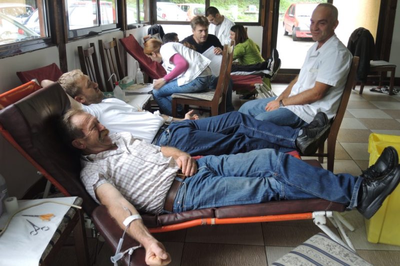 Davanje krvi u kafani Platani002_foto Predrag Vujanac