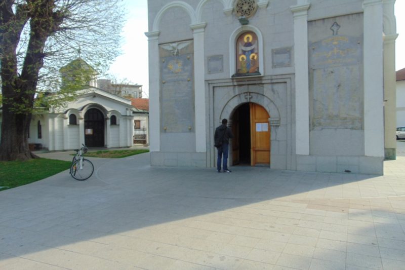Vaskrs 2020-ispred crkve Pokrova