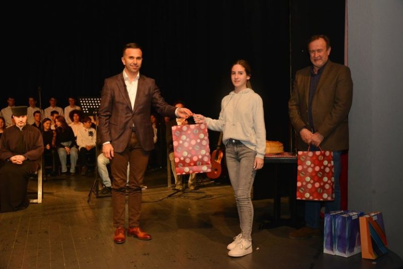 Nagrađeni najbolji učenici, foto: Opština Mionica